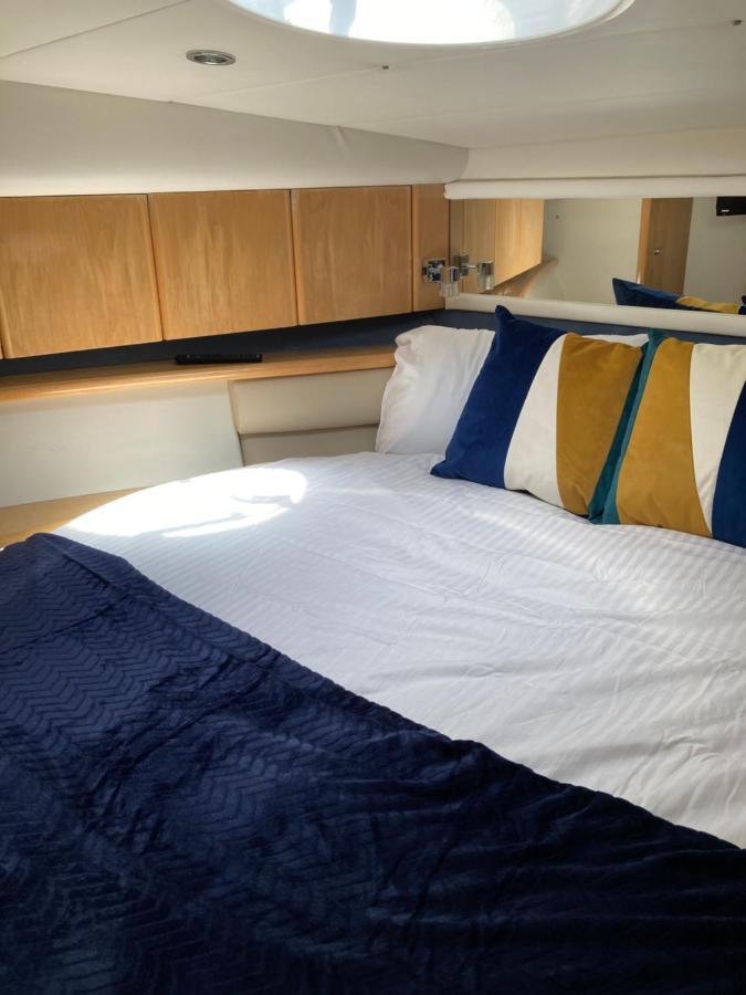 Entire Boat At St Katherine Docks 2 Available Select Using Room Options London Kültér fotó