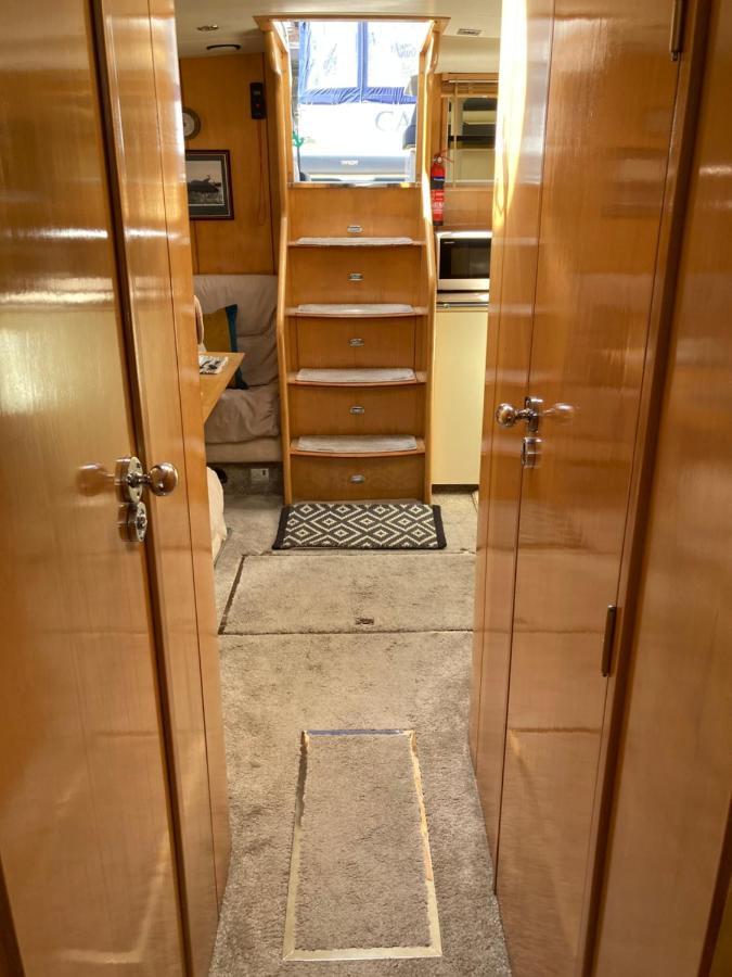 Entire Boat At St Katherine Docks 2 Available Select Using Room Options London Kültér fotó