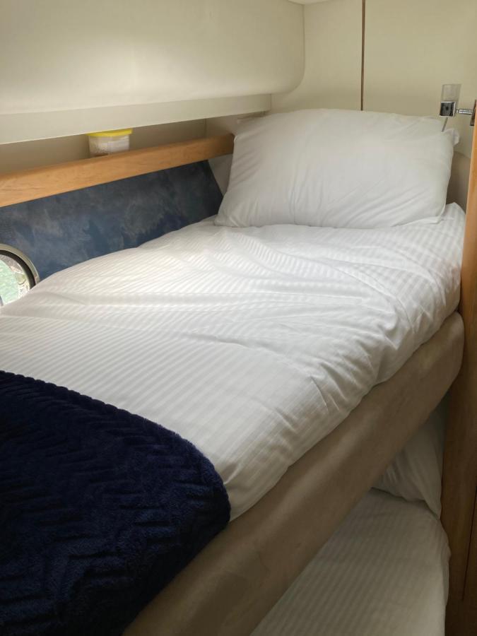 Entire Boat At St Katherine Docks 2 Available Select Using Room Options London Kültér fotó
