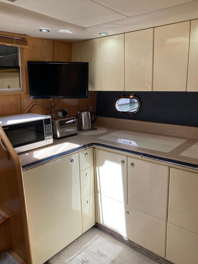 Entire Boat At St Katherine Docks 2 Available Select Using Room Options London Kültér fotó