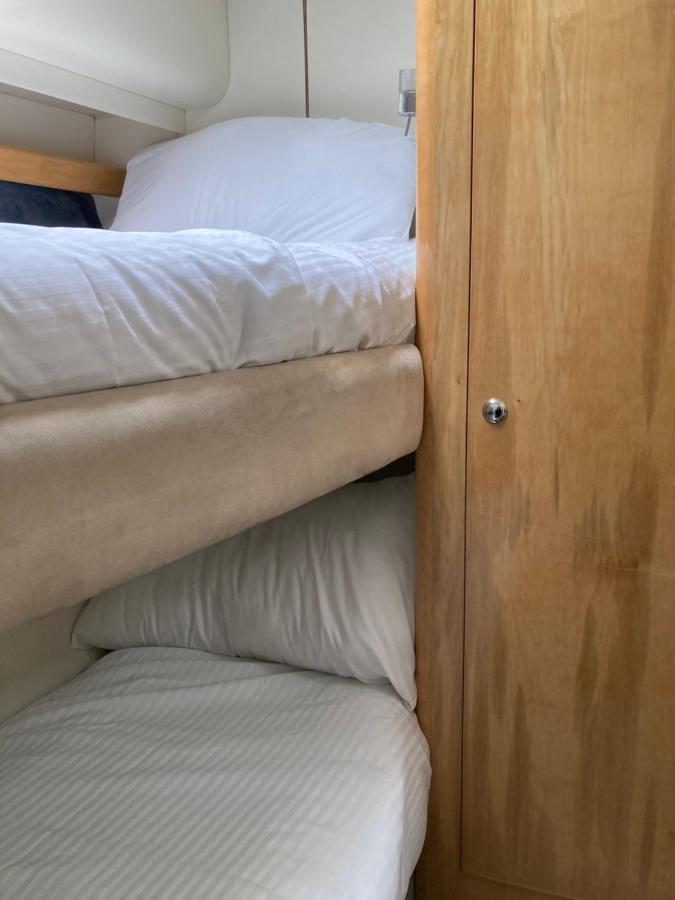 Entire Boat At St Katherine Docks 2 Available Select Using Room Options London Kültér fotó