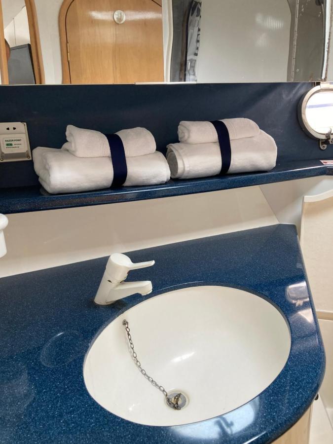 Entire Boat At St Katherine Docks 2 Available Select Using Room Options London Kültér fotó