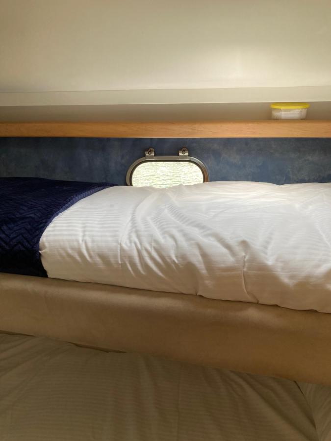 Entire Boat At St Katherine Docks 2 Available Select Using Room Options London Kültér fotó