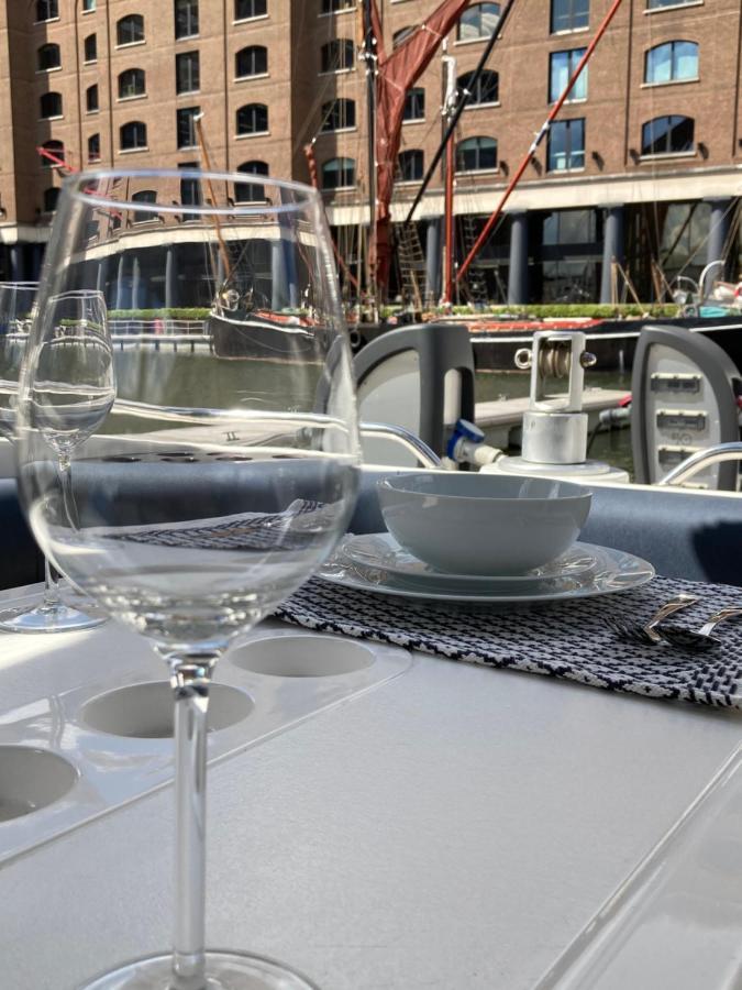 Entire Boat At St Katherine Docks 2 Available Select Using Room Options London Kültér fotó