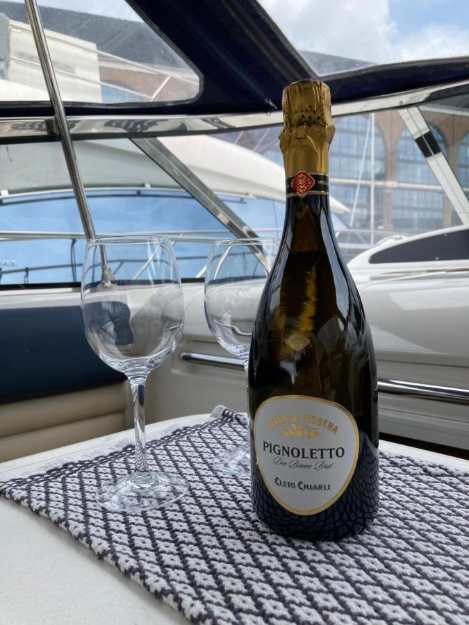 Entire Boat At St Katherine Docks 2 Available Select Using Room Options London Kültér fotó
