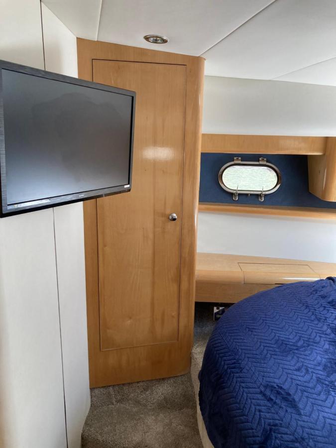 Entire Boat At St Katherine Docks 2 Available Select Using Room Options London Kültér fotó