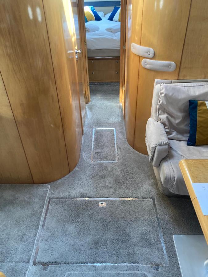 Entire Boat At St Katherine Docks 2 Available Select Using Room Options London Kültér fotó