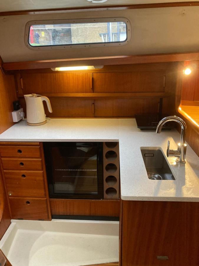 Entire Boat At St Katherine Docks 2 Available Select Using Room Options London Kültér fotó