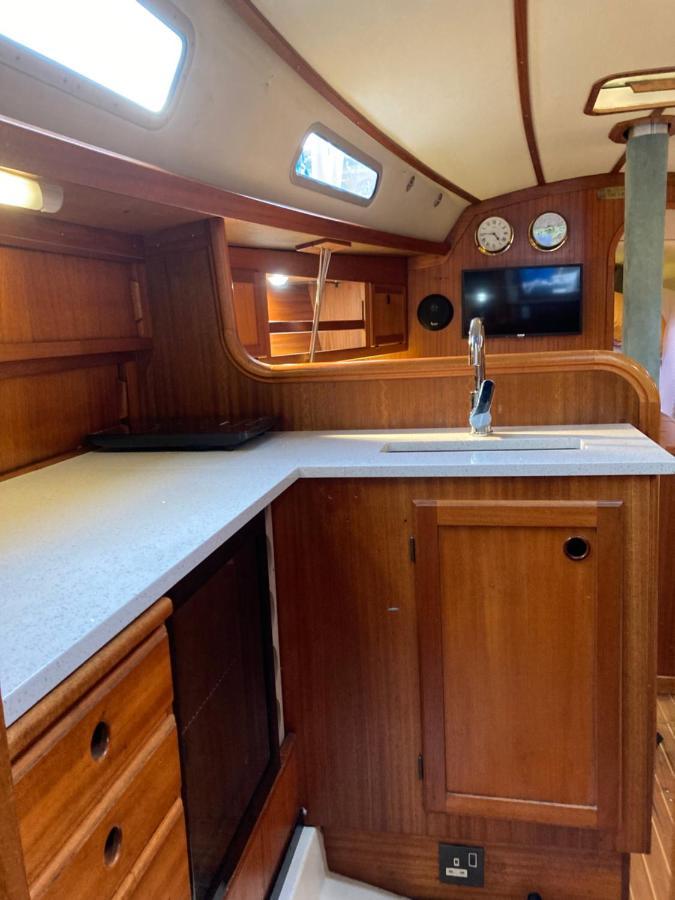 Entire Boat At St Katherine Docks 2 Available Select Using Room Options London Kültér fotó
