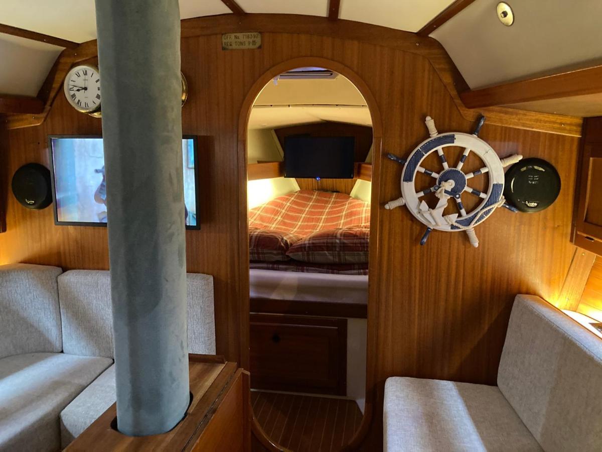 Entire Boat At St Katherine Docks 2 Available Select Using Room Options London Kültér fotó