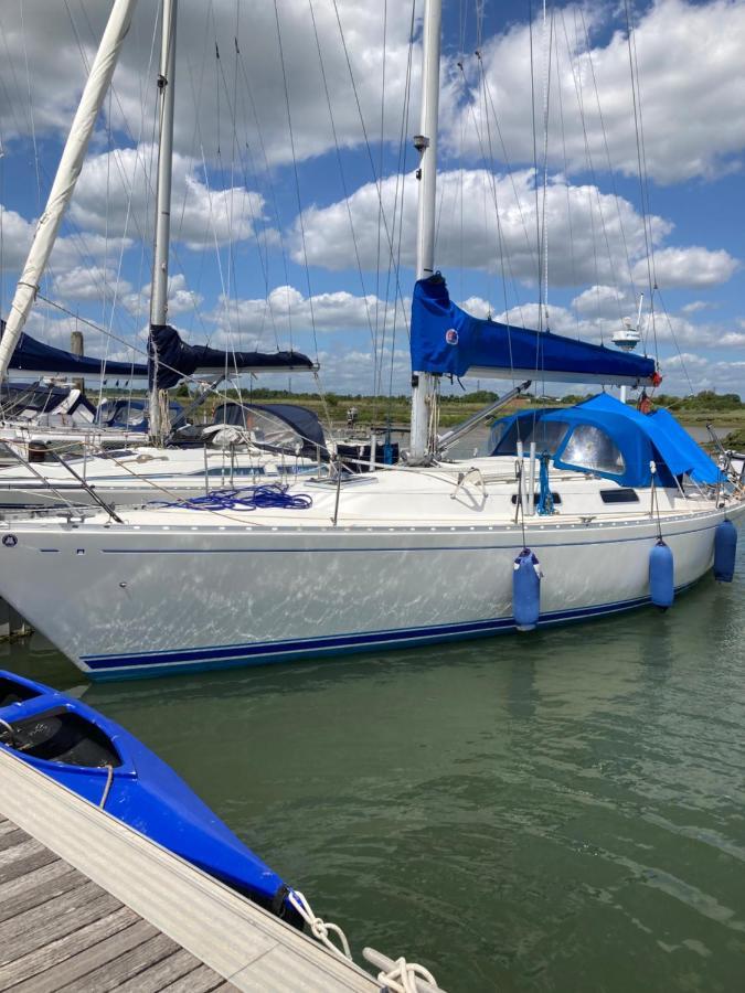 Entire Boat At St Katherine Docks 2 Available Select Using Room Options London Kültér fotó