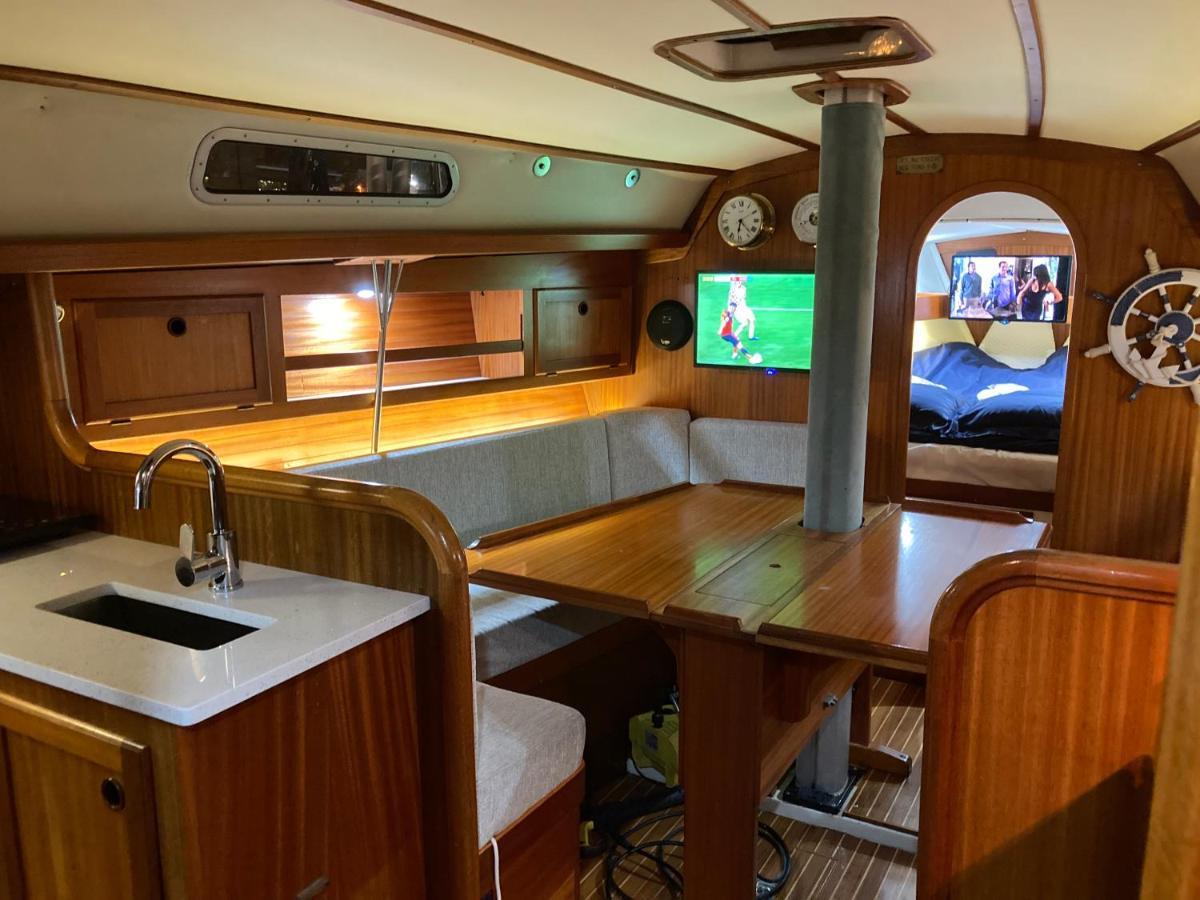 Entire Boat At St Katherine Docks 2 Available Select Using Room Options London Kültér fotó