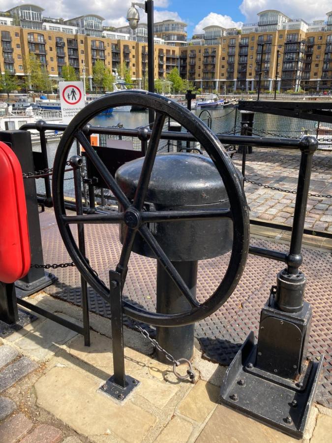 Entire Boat At St Katherine Docks 2 Available Select Using Room Options London Kültér fotó