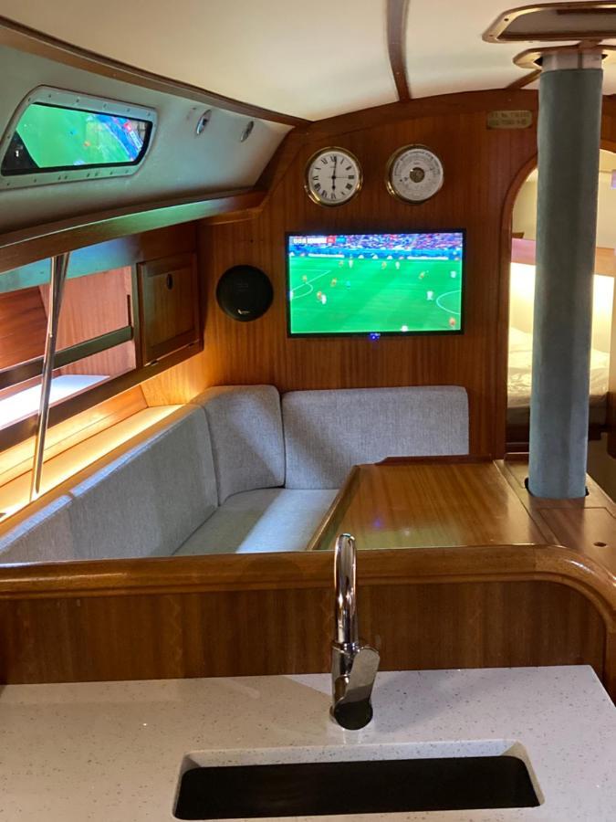 Entire Boat At St Katherine Docks 2 Available Select Using Room Options London Kültér fotó