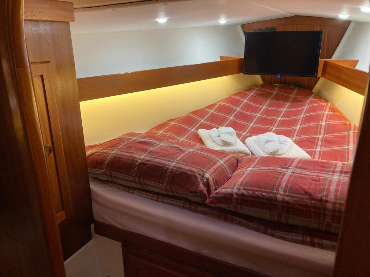 Entire Boat At St Katherine Docks 2 Available Select Using Room Options London Kültér fotó